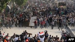 Таһрир мәйданында тарафлар таш атыша