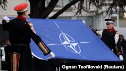 Түндүк Македониянын парламентинин алдына НАТОнун желегин орнотуу иш-чарасы, 11-февраль, 2020-жыл. 