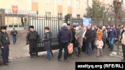 Ресей президенті сайлауына дауыс беруге келген сайлаушылар Ресейдің Алматыдағы  консулдығы алдында кезекте тұр. 18 наурыз 2018 жыл