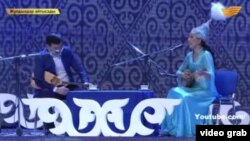 «Хабар» телеарнасынан берілген «Жұлдыздар айтысады» шоу-айтысының видеосынан скриншот.