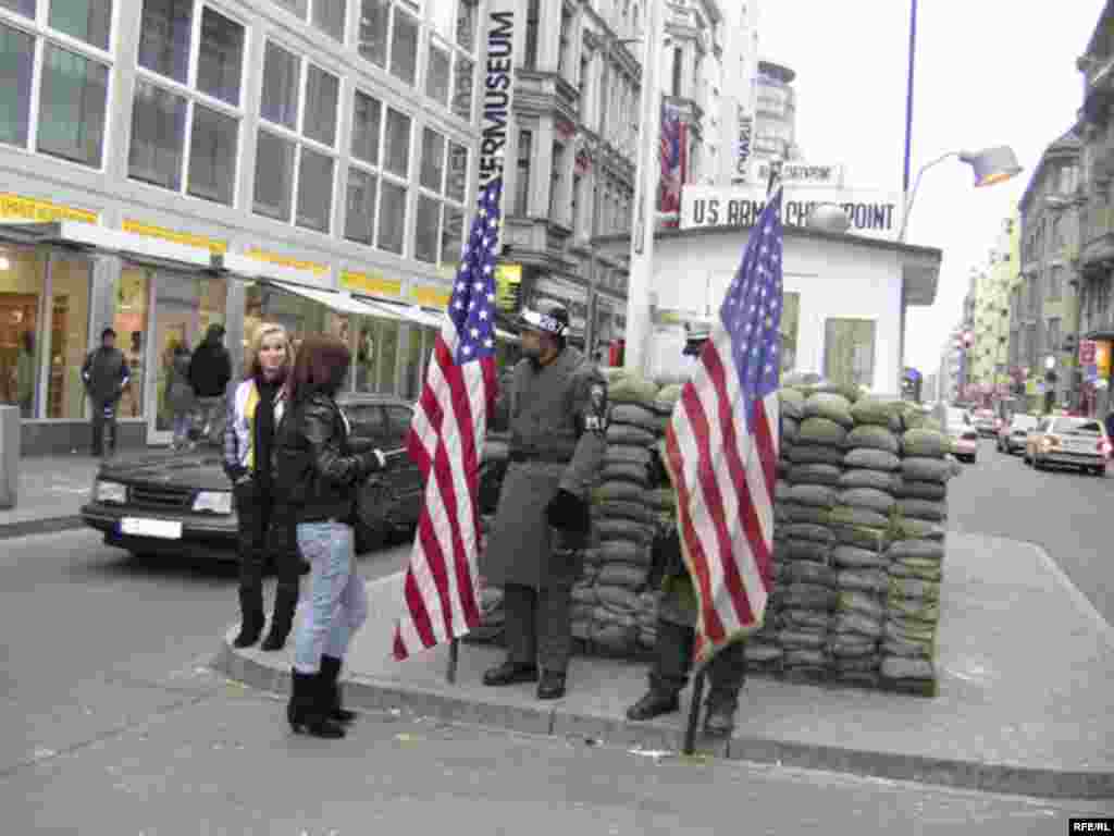 Художні інсталяції уздовж колишнього маршруту стіни