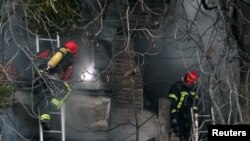 Рятувальники на місці влучання російської ракети в Києві, 15 листопада 2022 року