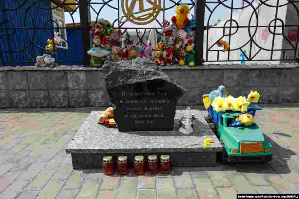 Улады ўжо былі ненадоўга прыпынялі рух цягнікоў у Краматорску пасьля таго, як у красавіку 2022 году расейская балістычная ракета ўдарыла ў станцыю, забіўшы 61 чалавека.На момант удару каля 1000 чалавек чакалі эвакуацыі ў больш бясьпечныя рэгіёны краіны.