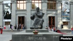 Здание ереванского Государственного академического театра оперы и балета им А. Спендиарова, в котором расположен Большой концертный зал им. Арама Хачатуряна (перед зданием устновлен памятник А. Хачатуряну)
