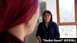 Зарангези Наврӯзшоҳ, хабарнигори Радиои Озодӣ бо Сайёра мусоҳиба мекунад