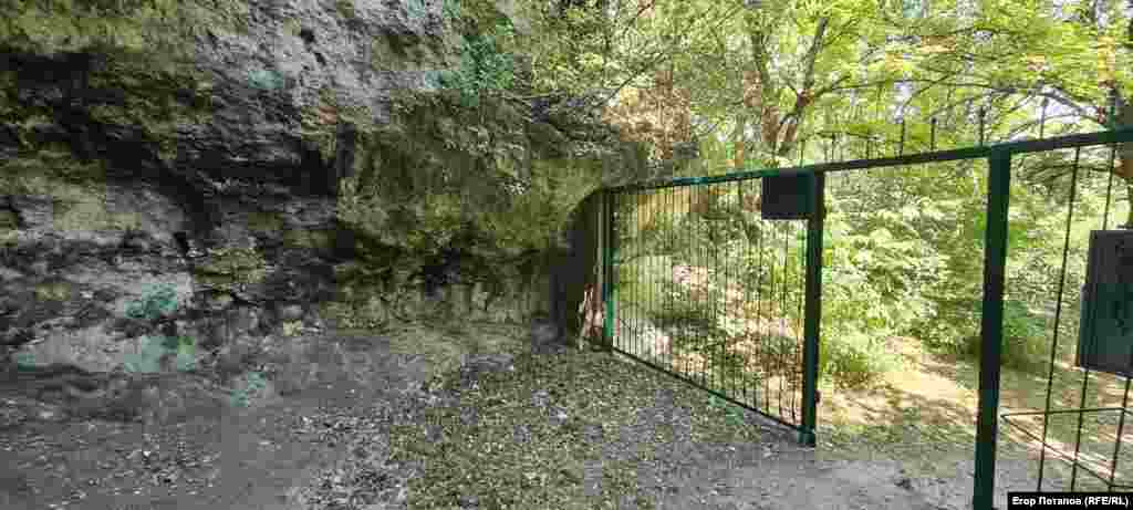 Унікальне розташування гроту Чокурча – немов у дикій місцевості – могло б бути його перевагою для залучення туристів