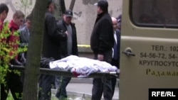 "Азаттыктын" архивинен: Санжар Кадыралиевдин сөөгүн атылган жерден алып кетишүүдө, 14-апрель, 2009