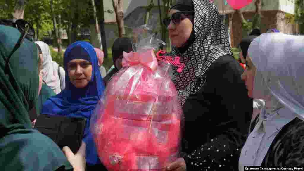 Bir kimse bayram tortını ketirdi