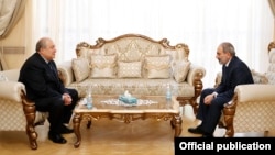 Armenian President Armen Sarkisian (left) and Prime Minister Nikol Pashinian (file photo)