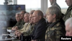 Президент Путин Батыш -2013 машыгуусунда  ракета атууга байкоо салууда. Гродно, 26-сентябрь, 2013-жыл. 