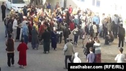 Türkmenistanyň döwlet dükanlarynyň biriniň öňünde un satyn almak üçin garaşýan adamlar. Arhiwden alnan surat