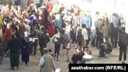 Очередь за мукой в Туркменабаде. 2018 год. (иллюстративное фото) 