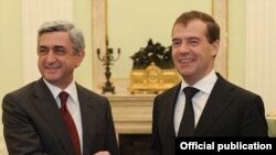 Встреча президентов Армении и России Сержа Саргсяна (слева) и Дмитрия Медведева. Москва, 17 ноября 2010 г.