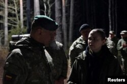 Міністар абароны Літвы Давіле Шакалене (справа) і камандуючы Ўзброенымі сіламі Літвы Раймундас Вайкшнарас наведалі месца ратавальнай апэрацыі, 26 сакавіка