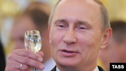 Президент России Владимир Путин на торжественном приеме в честь выпускников военных академий и университетов в Кремле. Москва, 28 июня 2012 года.