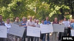Автомобілісти Львова протестують проти знесення їхніх гаражів для розширення злітної смуги летовища до Євро-2012
