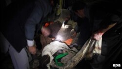 مردم در حال جمع‌آوری لوازم سرنشینان از محل سقوط هواپیما هستند