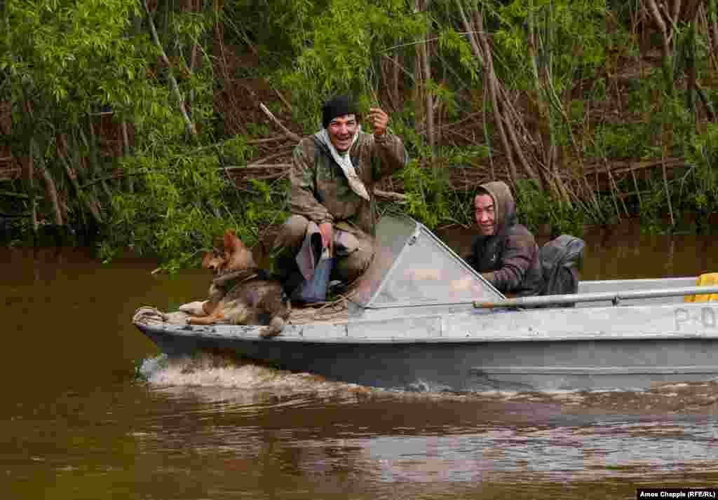 Жергиликтүүлөр &quot;акчанын&quot; белгисин көрсөтүп, күлүп жатышканы менен, канча акча тапканын так айтышкан жок. Болжол менен бул экөө сегиз күндүн ичинде 100 миң АКШ доллардай каражат табышты.