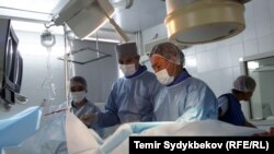 Кыргызстандагы ооруканалардын бириндеги операция жасоо учуру. Сүрөттүн макалага тиешеси жок.  
