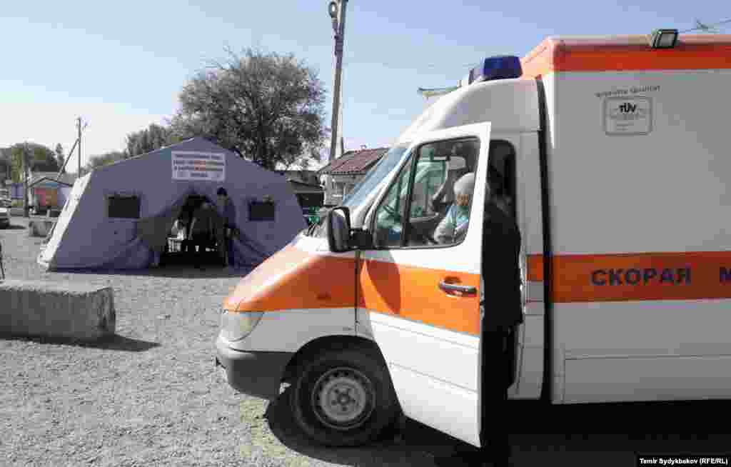 МЧС Кыргызстана на границе развернуло палатки, обеспечивает стоящих на границе горячим питанием. На дежурстве здесь стоят несколько бригад скорой помощи.