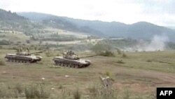 نبرد بين واحدهای ارتش گرجستان و جدايی طلبان اوستيای جنوبی که از حمايت روسيه برخوردارند، ادامه دارد
عکس از تلویزیون روسیه