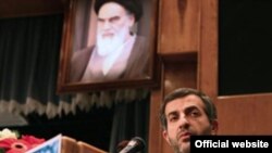 اسفنديار رحيم مشايى، رييس دفتر محمود احمدى نژاد، رييس جمهور ايران در ماه هاى اخير به دليل اظهارنظرهاى خود هدف انتقادهاى شديد اصولگرايان بوده است.