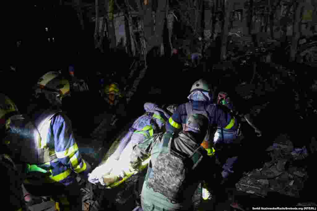 Рятувальники працюють на місці удару