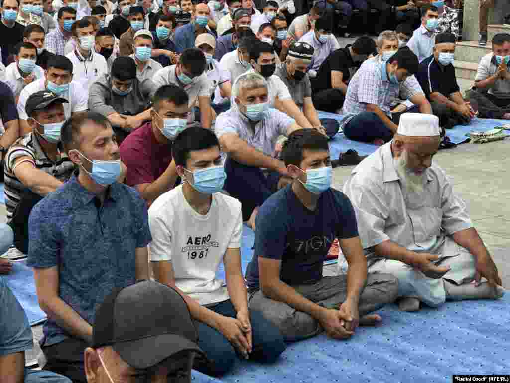 Віруючі під час молитви в Душанбе, Таджикистан