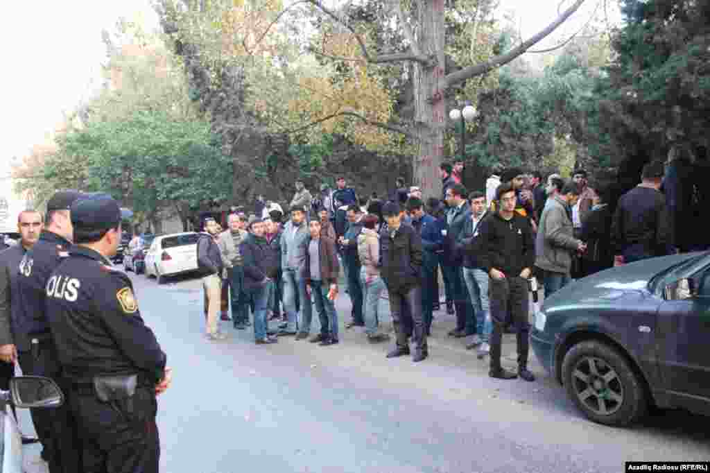 Məhkəmənin qarşısına toplanmış gənclər