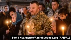 Головний сержант 1-ї роти 90-го окремого аеромобільного батальйону 81-ї ОАЕМБр Анатолій Свирид у Володимирському соборі під час поминальної служби
