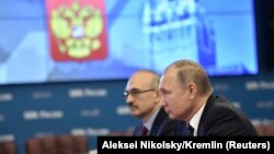 Володимир Путін (л) у приміщенні ЦВК Росії, фото 27 грудня 2017 року