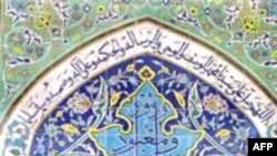 نخستين بار در بهمن ماه سال ۸۴ در هجوم به حسينيه دراويش گنابادی، شماری از اعضای اين سلسله بازداشت شدند.(عکس: AFP)