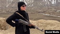 Звездата от филми за възрастни Уитни Райт документира пътуването си до Афганистан в Инстаграм. През последните години тя посещава предимно мюсюлманските страни - Иран, Ирак, Сирия и Ливан.