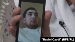 Родные показывают фото Диловаршо в своем телефоне 