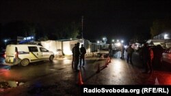 Аміна Окуєва загинула ввечері 30 жовтня від поранення кулею, що влучила їй у голову під час обстрілу авта, за кермом якого перебував її чоловік Адам Осмаєв, який із пораненнями перебуває в лікарні, Київська область, село Глеваха, 30 жовтня 2017 року