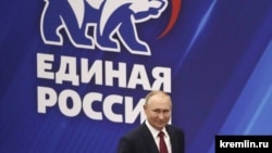 Президент РФ Владимир Путин на встрече с представителями партии "Единая Россия"