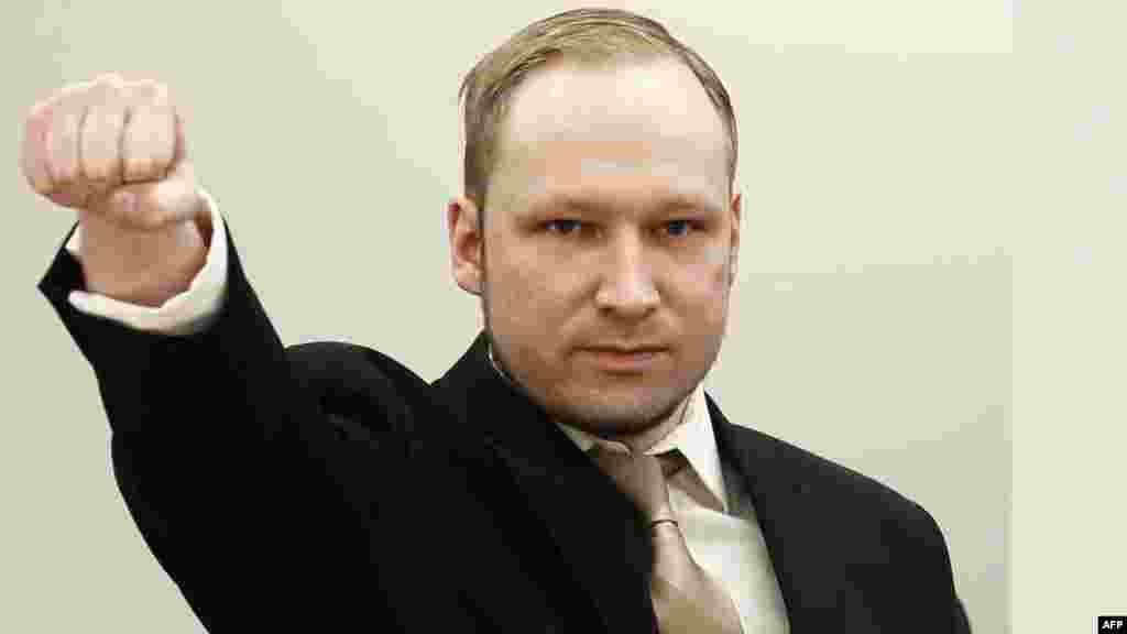 2011 елның июлендә 77 кешене үтергән Андерс Брейвик 16 апрельдә мәхкәмә залына кергәч кулын уңчы экстремистларча күтәрә.