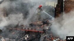 Пожежники на місці російського удару в Прилуках на Чернігівщині, 5 червня 2025 року