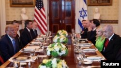 بنیامین نتانیاهو (راست) همراه با همسر و هیئت اسرائیلی در مراسم ضیافت شام با دونالد ترامپ و هیئت آمریکایی