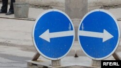 Ученики надели на себя форму автоинспекторов и стали помогать работникам ГАИ на сухумских улицах