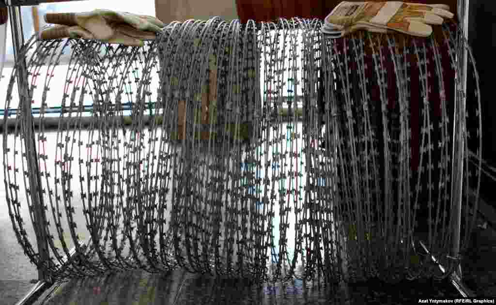 Жаза аткаруу системасында учурда 4 миңдей киши иштейт, алардын 1,5 миңи аскерге чакырылган солдаттар. 1 түрмө, 11 жабык, 14 жатак, 4 тергөө абагында жазасын өтөп жаткандардын жалпы саны 15 миң адам.