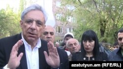 Вартан Осканян беседует с жителями ереванской общины Ачапняк, 17 апреля 2013 г.