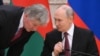 دمیتری پسکوف، سخنگوی کرملین (چپ) در کنار ولادیمیر پوتین رئیس‌جمهور روسیه