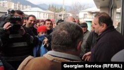 По мнению оппозиции, конкурсно-аттестационная процедура, которая стала обязательной в прошлом году, ставит целью чистку муниципалитетов от оппозиционных кадров