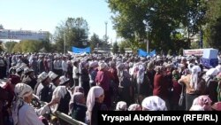 Депутат Ташиев тарафдорлари митинги Жалолобод шаҳри марказий майдонида бўлиб ўтди