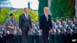 Прэм'ер Вялікай Брытаніі Кір Стармэр (справа) з канцлэрам Нямеччыны Оляфам Шольцам. Архіўнае фота