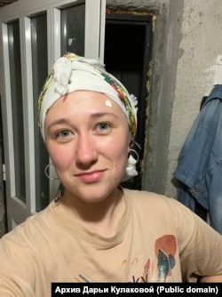 Дарья Кулакова во время ремонтных работ