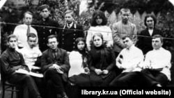 Члени просвітницького гуртка в Олександрії, яким керував Дмитро Чижевський (сидить третій зліва). До нього входили гімназисти і гімназистки обох гімназій та студенти учительської семінарії