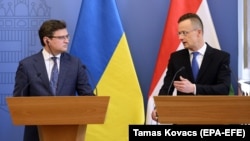 Петер Сійярто (праворуч) на спільній пресконференції з українським колегою Дмитром Кулебою заявив, що Угорщина вже прийняла на реабілітацію 42 військових