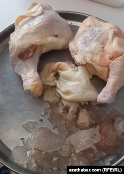 Alyjylar 4 – 4,5 kilogramdan ybarat gaplanan towuk budunyň 1 kilogramdan gowragynyň buz, suw çykýandygyny aýdýarlar.